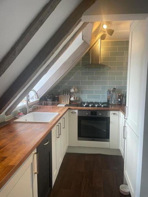 Beautiful 1600'S Loft Apartment. แวร์ ภายนอก รูปภาพ